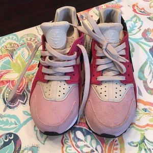 Women’s size 8 Huaraches pink, silver